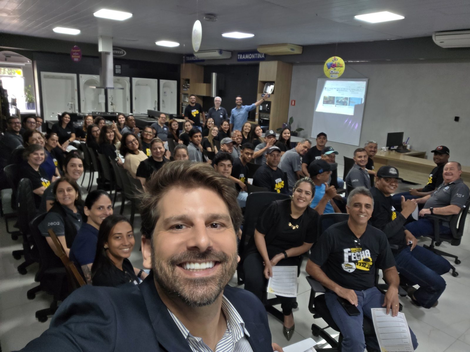 Marcelo Mello com turma de colaboradores de uma empresa cliente