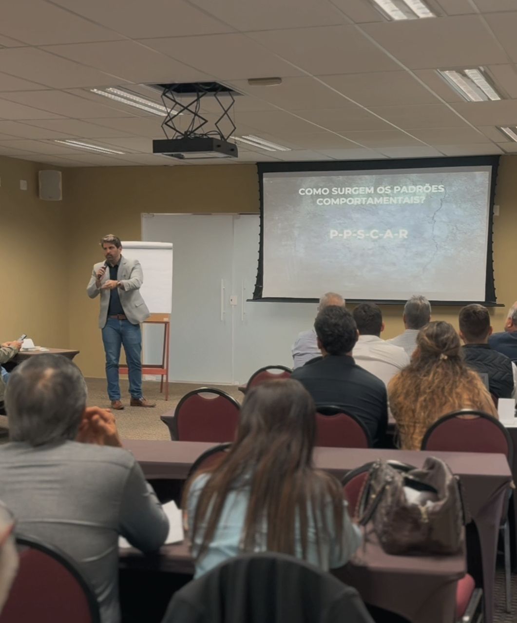 Marcelo Mello em palestra para empresários