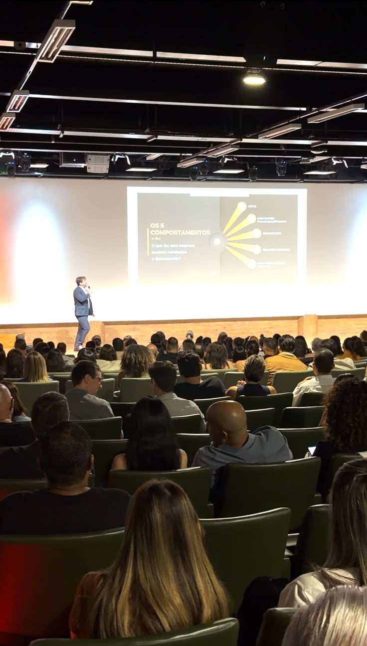 Marcelo Mello em palestra para empresários